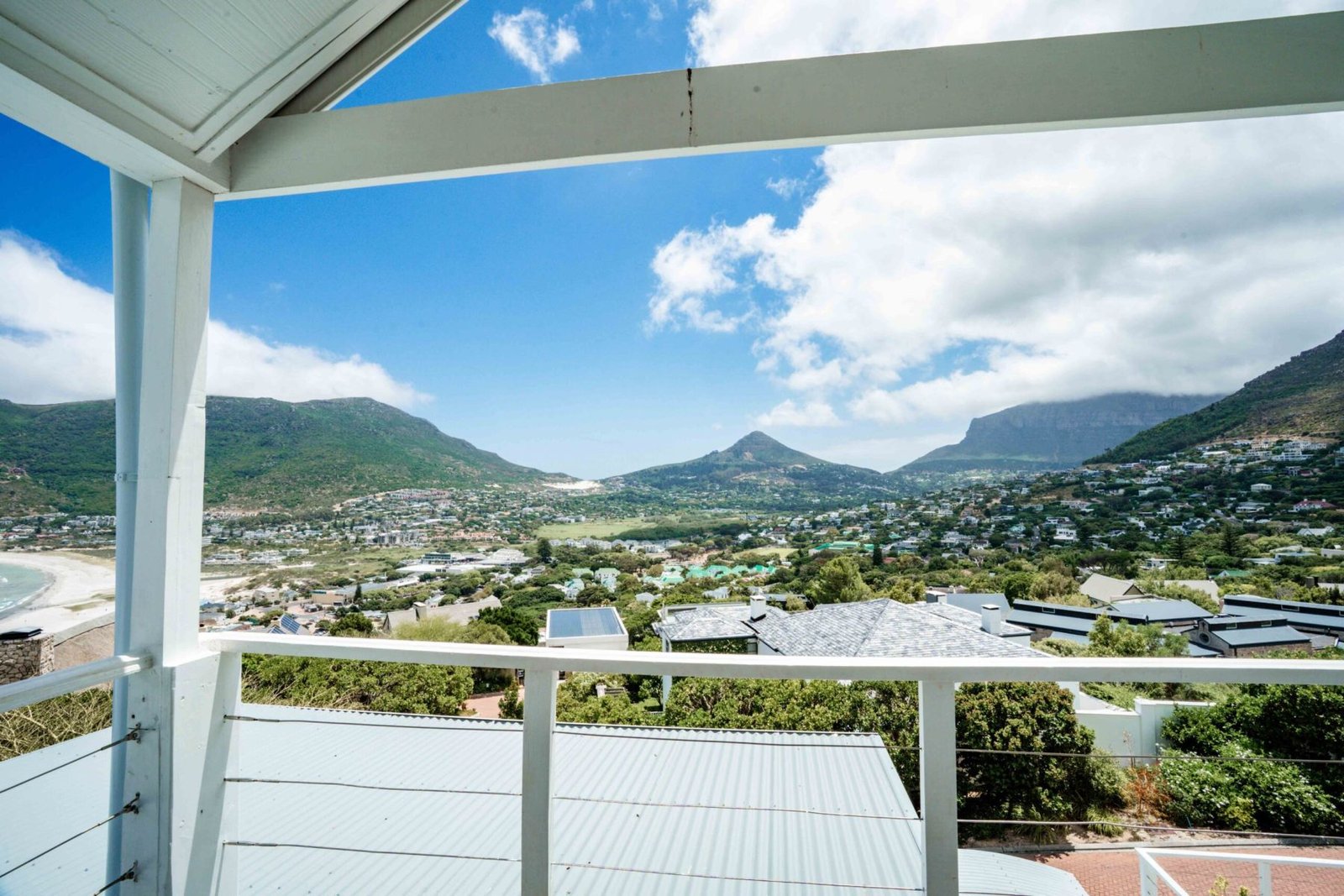 A private balcony above Hout Bay, screened from every neighbour